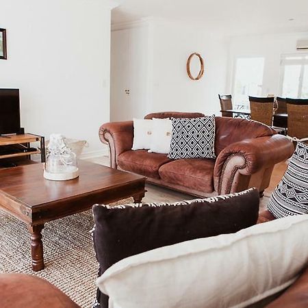 One On Gray Apartment Книсна Екстериор снимка