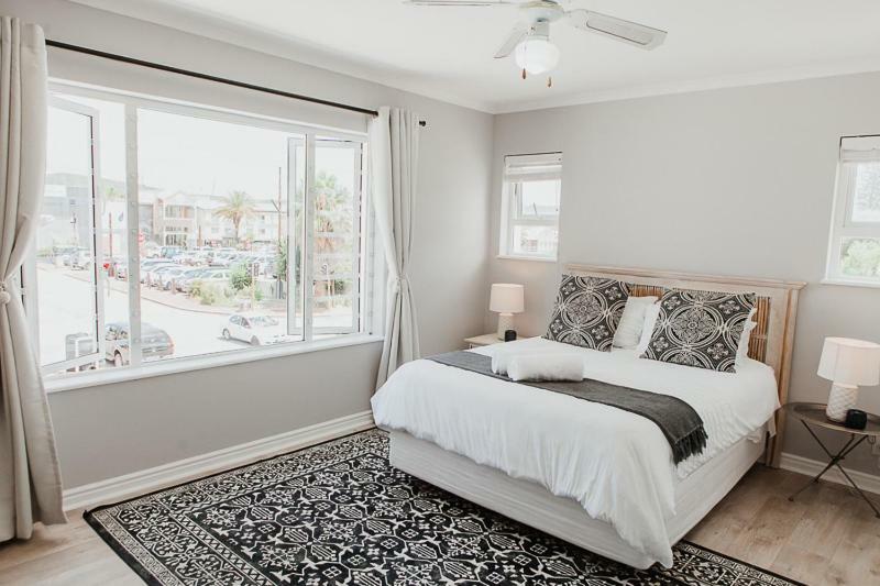 One On Gray Apartment Книсна Екстериор снимка