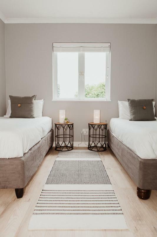 One On Gray Apartment Книсна Екстериор снимка